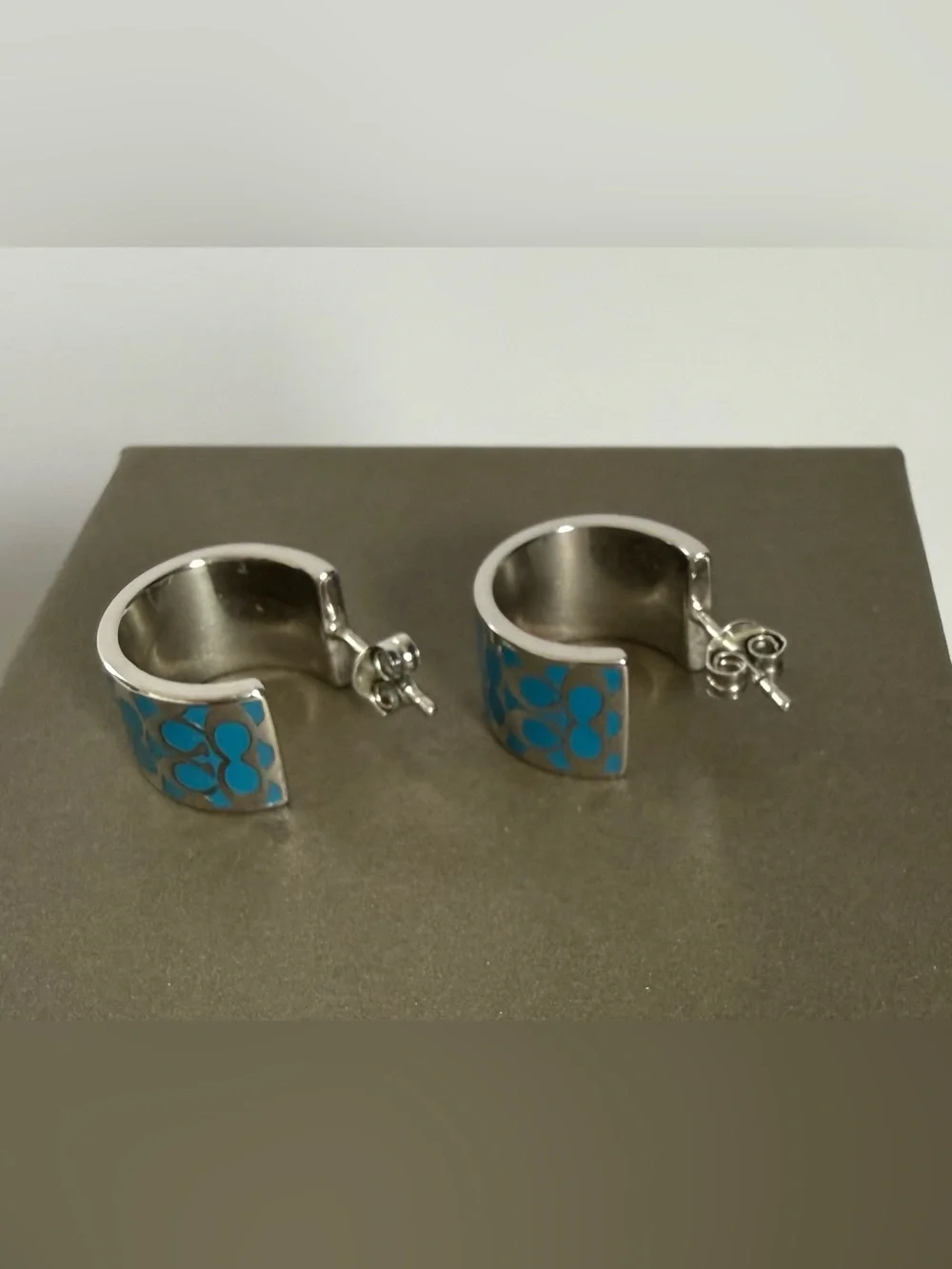 Coach NWOT Bright Blue Signature C Enamel Huggie Earrings - Picture 3 of 6